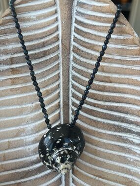 Mayamar Natural Shell and Black Pearl Beaded Necklace Choker NEW